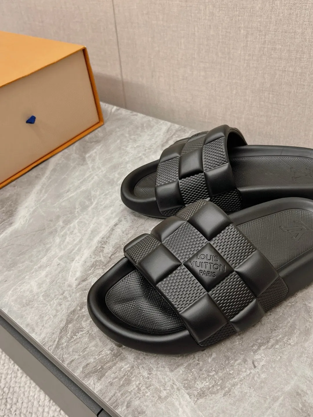 Ex-factory price: 240💰Support returns and exchanges LV/Louis Vuitton ✔️Early spring new model at the counter embossed LOGO couple slippers candy color series! The upper and outsole are made of soft t men's shoes 💰u material base men's shoes 💰u material size: 38-44, customized 45, 46